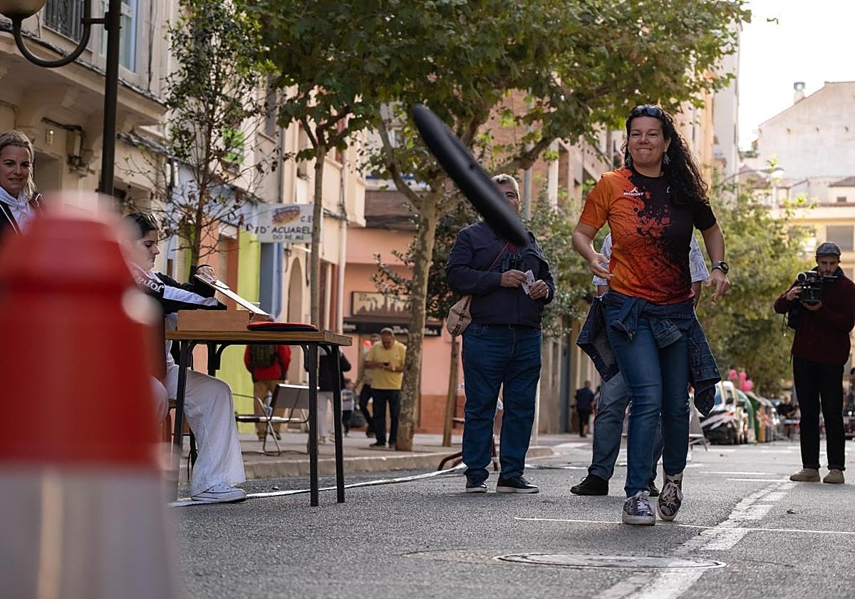 La boina vuela hacia el cono.