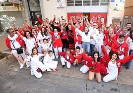 Niños, jóvenes y adultos, incluidos los vendimiadores de San Mateo, Félix Ángel Jalón y Lucía Yubero, tomaron parte ayer en la celebración del Día del Peñista.