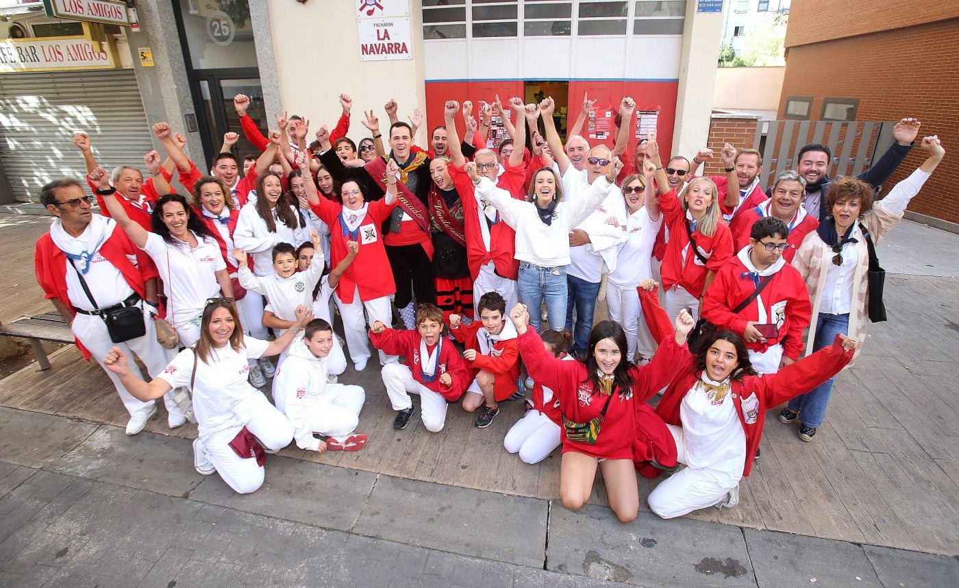 Niños, jóvenes y adultos, incluidos los vendimiadores de San Mateo, Félix Ángel Jalón y Lucía Yubero, tomaron parte ayer en la celebración del Día del Peñista.