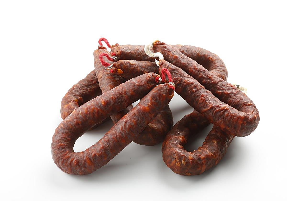 El chorizo riojano se elabora en forma de sarta o herradura.