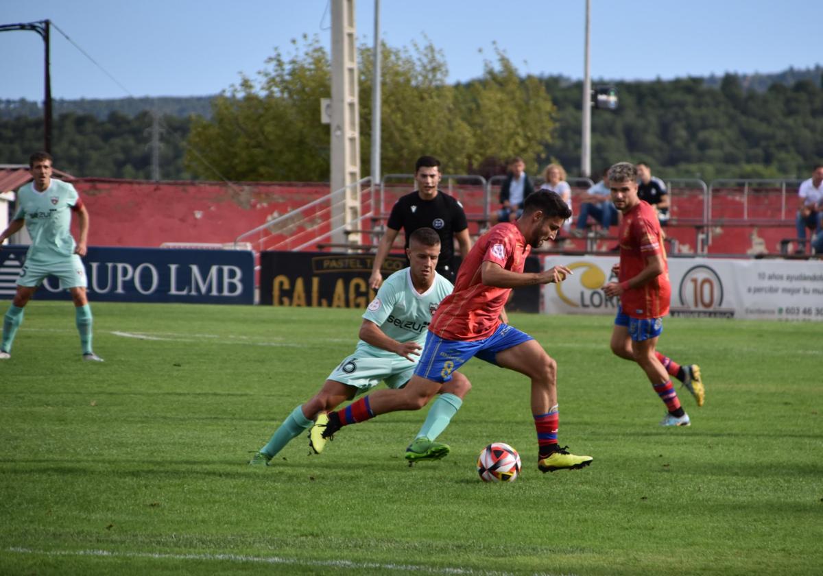 Iván Castillo con el balón el domingo en La Planilla.