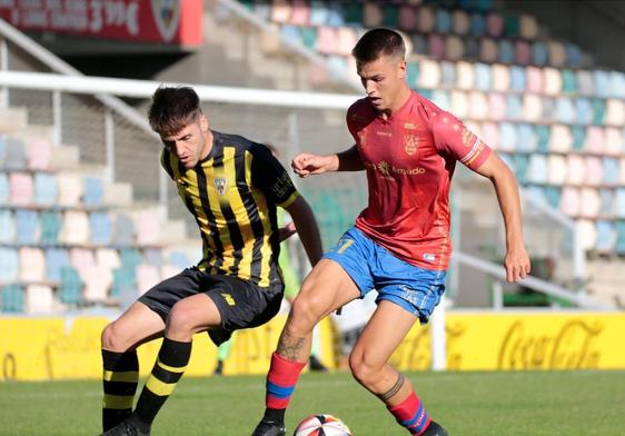 Un lance del partido en Lasesarre.