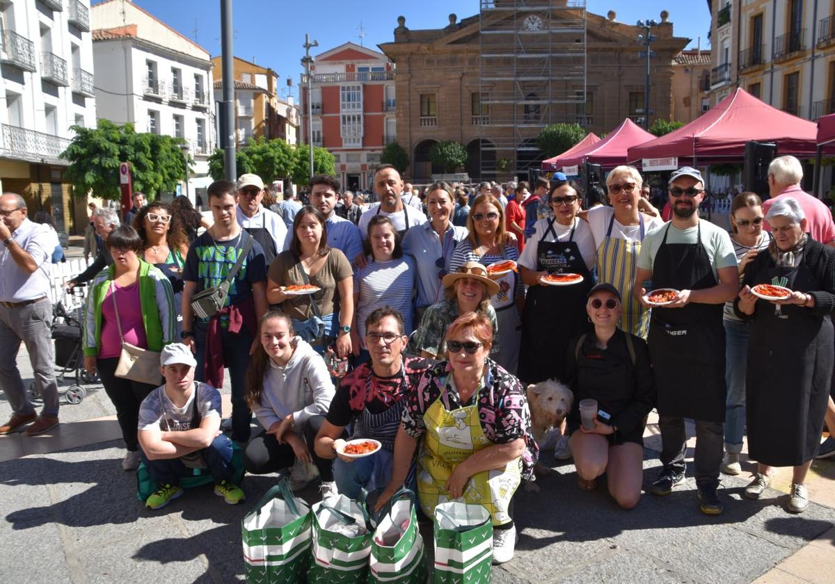 Participantes y jurado del concurso de pimiento asado de Calahorra en el mercado de ayer, en el Raso.