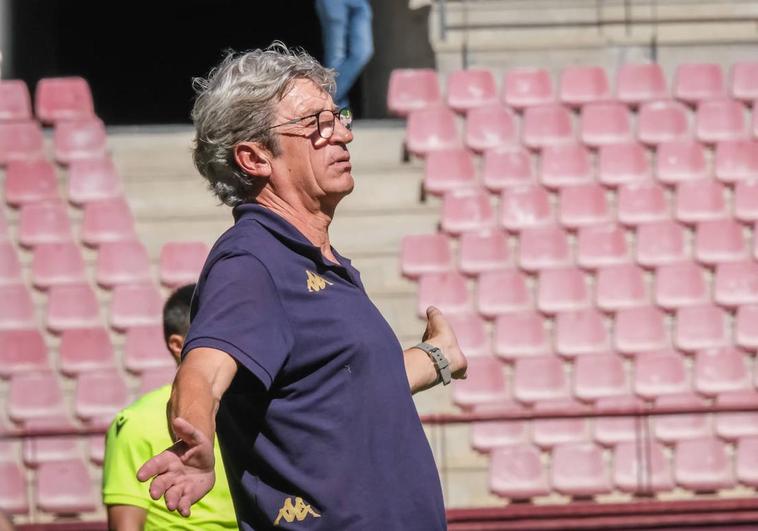 Jordi Fabregat, con gesto contrariado durante el partido del pasado domingo ante el Rayo Majadahonda.