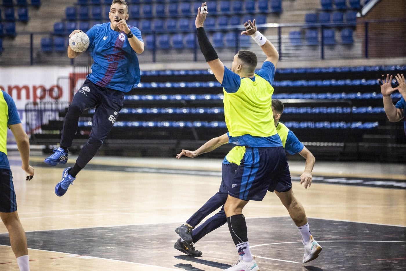 Edu Cadarso se eleva para realizar un cruce mientras Rolando Uríos trata de bloquear la acción en un entrenamiento.