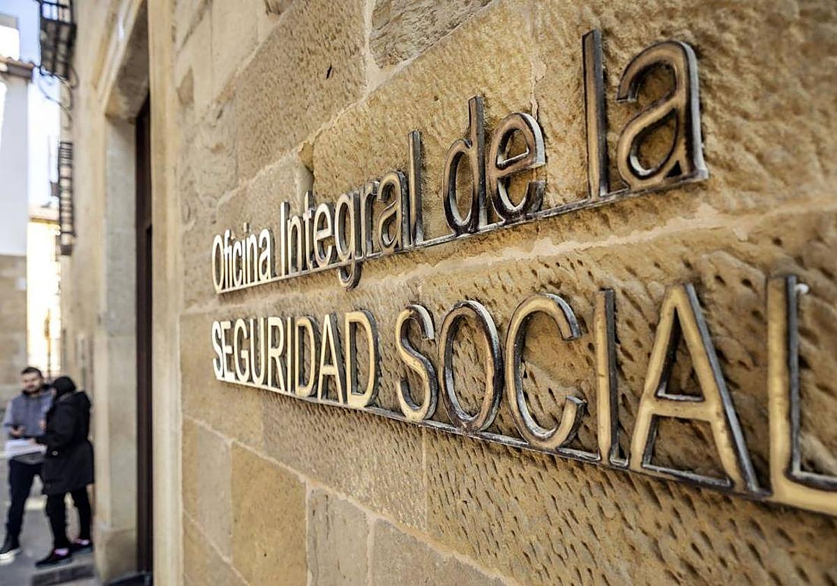 Entrada principal a la oficina integral de la Seguridad Social, sita en la logroñesa plaza de San Bartolomé, en una imagen de ayer. JUSTO RODRÍGUEZ