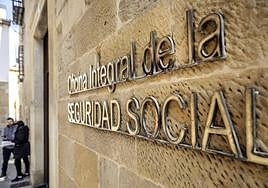 Entrada principal a la oficina integral de la Seguridad Social, sita en la logroñesa plaza de San Bartolomé, en una imagen de ayer. JUSTO RODRÍGUEZ