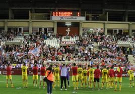 Los jugadores de la UD Logroñés celebran su pase.