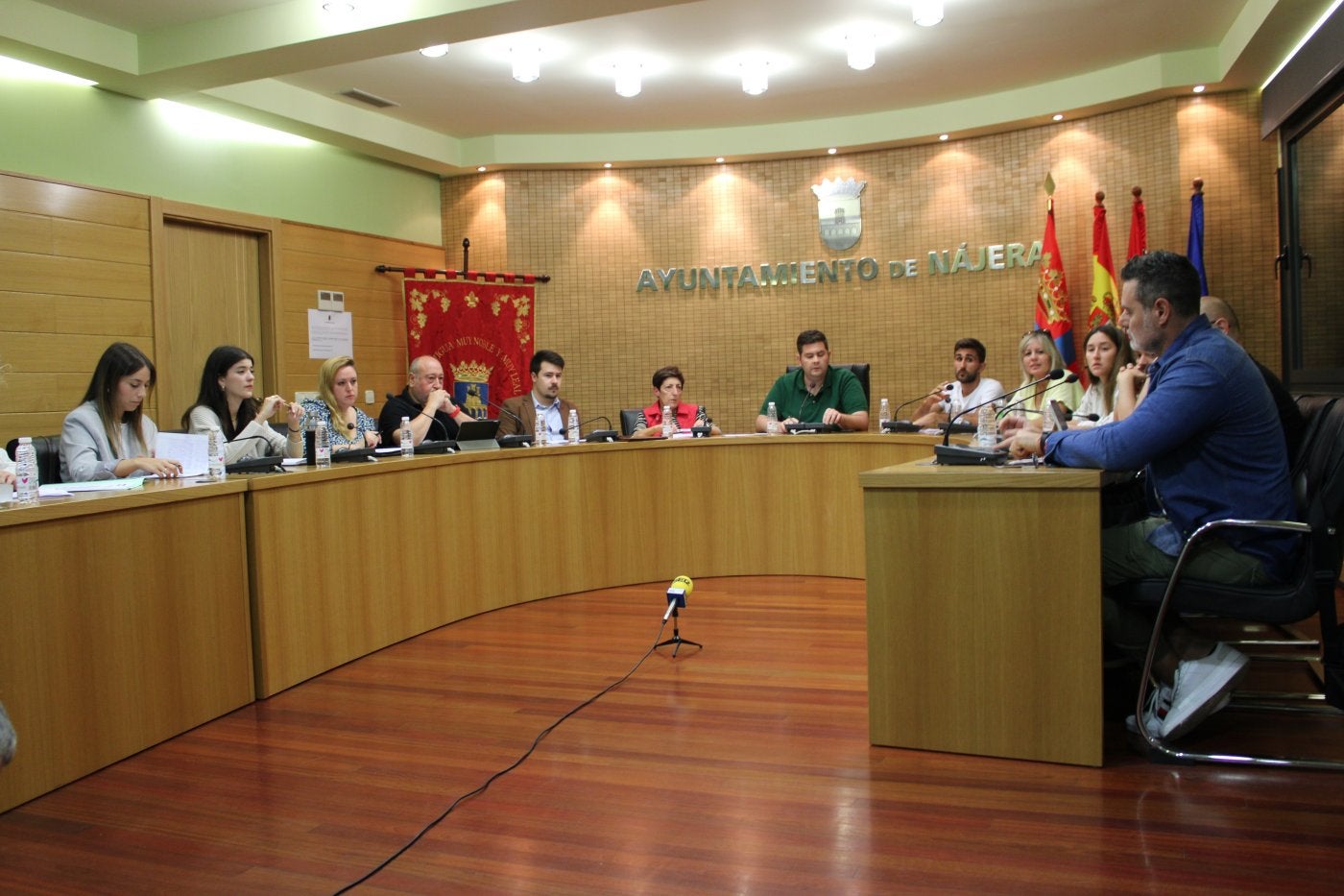 La corporación durante un momento del pleno de ayer en el Ayuntamiento de Nájera.