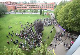 Vista cenital de la concentración de rechazo a los mensajes sexistas y homófobos en la UR.