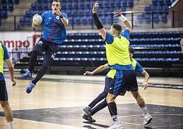 Edu Cadarso se eleva para realizar un cruce mientras Rolando Uríos trata de bloquear la acción en un entrenamiento.