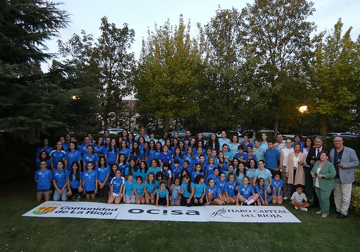 Jugadoras y cuerpo técnico del Haro Rioja Voley junto a autoridades durante la presentación.