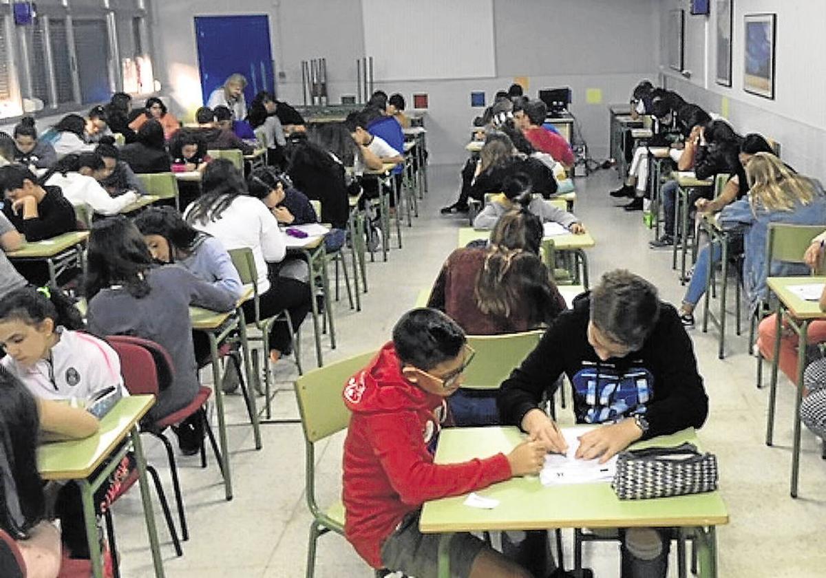 Jóvenes estudian en un instituto de La Rioja.