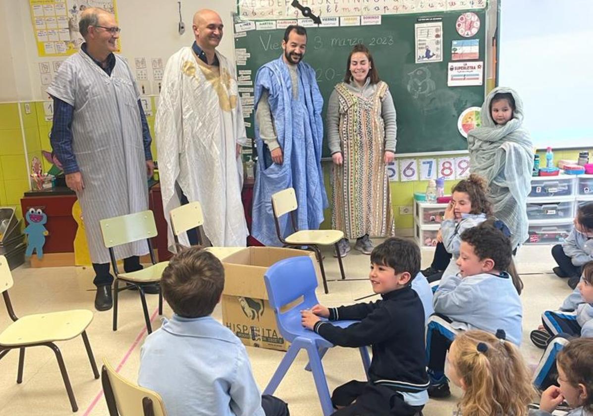 Varios familiares colaboraron en el proyecto acercando el modo de vida saharaui a los alumnos de Infantil.