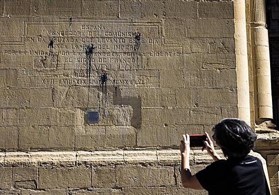 Fachada con la inscripción.