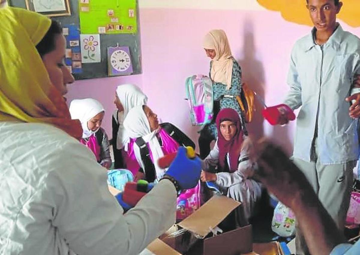 Imagen secundaria 1 - Alumnos, con la directora del colegio de Educación Especial de Dajla, Fatma Sidahmed, abriendo cajas con el material enviado y parte del material recogido en Escolapias Sotillo antes de ser embalado por los alumnos.