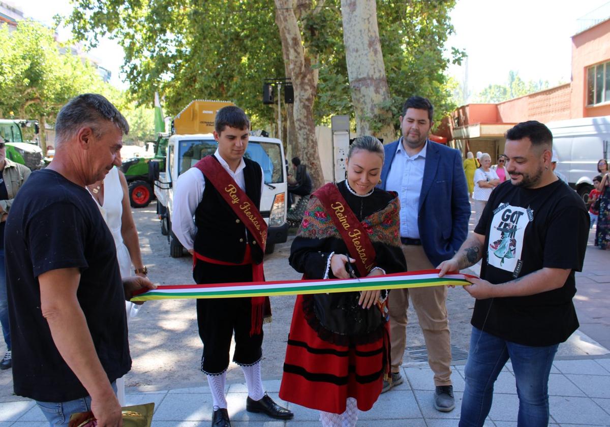 La reina de fiestas corta la cinta inaugural de las ferias.