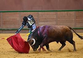 Derechazo encajado de Barroso a un buen novillo de Murteira Grave.