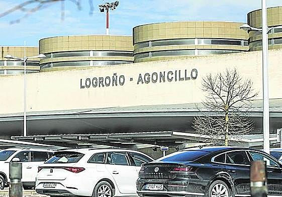 Exterior del aeropuerto Logroño-Agoncillo.