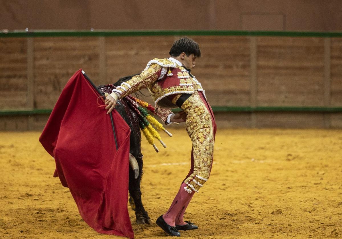 Cristiano Torres, en un ajustado pase por la espalda.