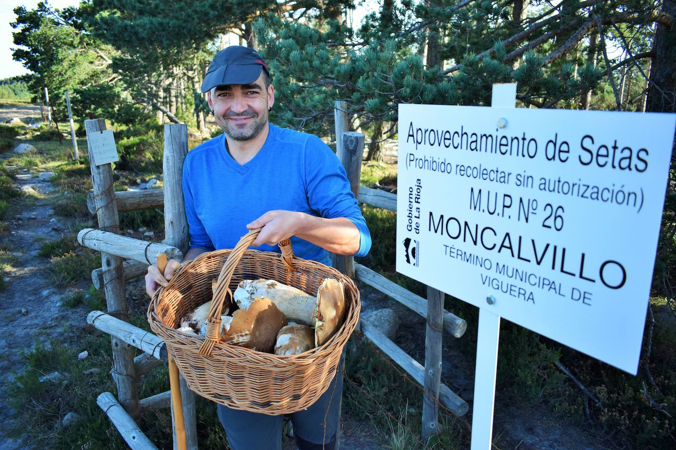 Rubén posa con la cesta llena de voluminosos boletus recogidos en la Sierra de Moncalvillo.