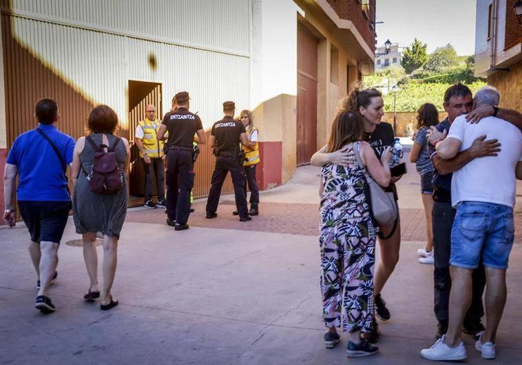 Las muestras de cariño y de apoyo a los familiares de los fallecidos fueron continudas durante toda la tarde a las puertas de la bodega Cresp Zabala de Lanciego.