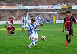 Aday lanza el esférico frente al Arenas de Getxo en el encuentro disputado ayer en La Salera.