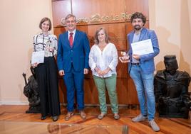 Alba Gómez y Rubén Blanco (a izquierda y derecha), junto al consejero José Luis Pérez Pastor y la directora del IER, María Josefa Castillo.