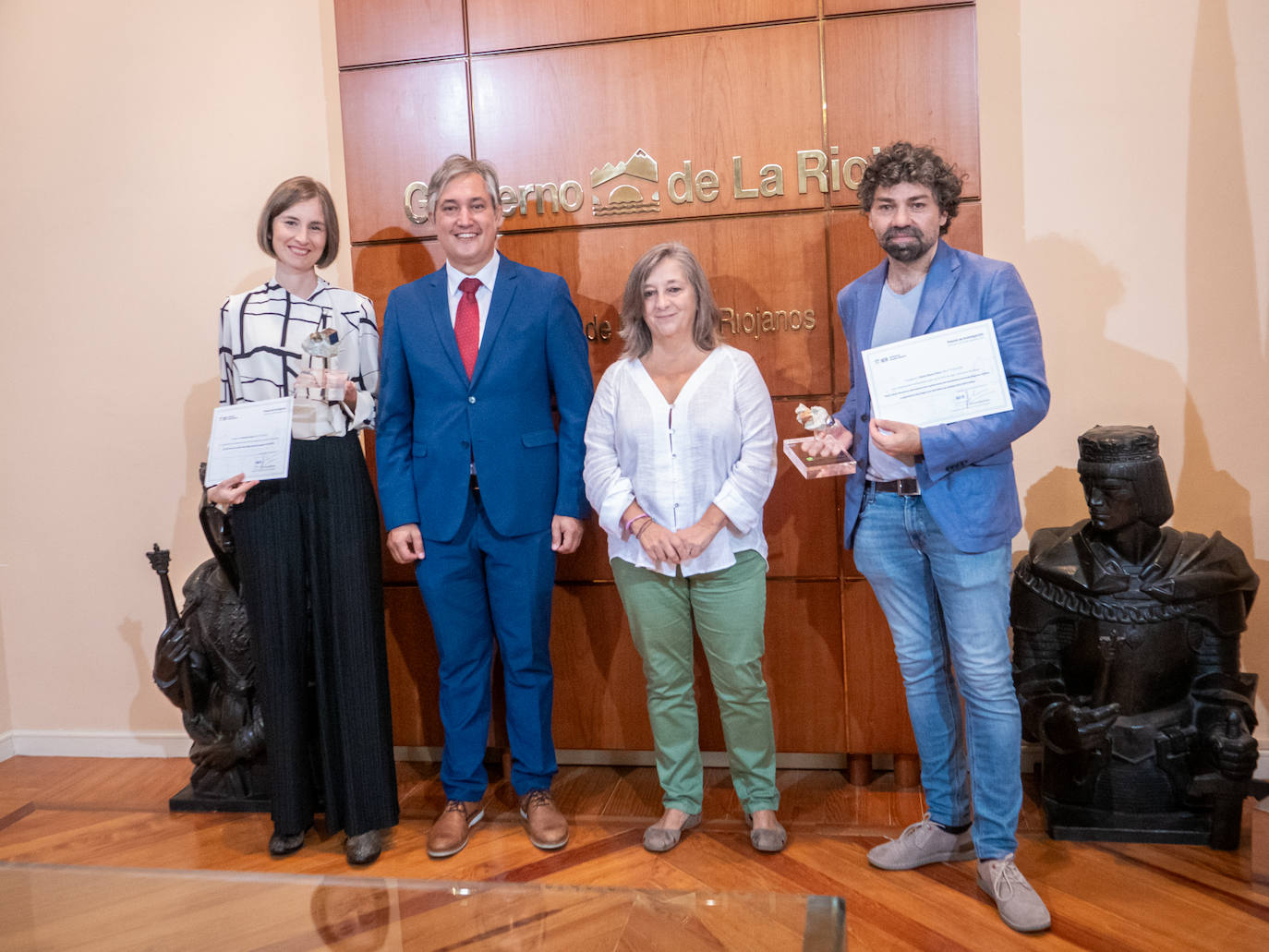 Alba Gómez y Rubén Blanco (a izquierda y derecha), junto al consejero José Luis Pérez Pastor y la directora del IER, María Josefa Castillo.