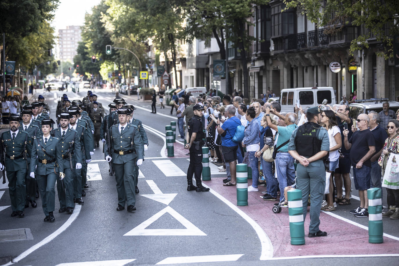 El izado de la bandera en el centro de Logroño