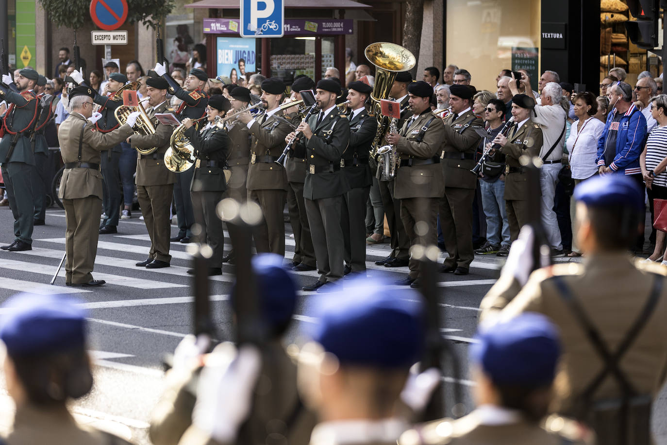 El izado de la bandera en el centro de Logroño