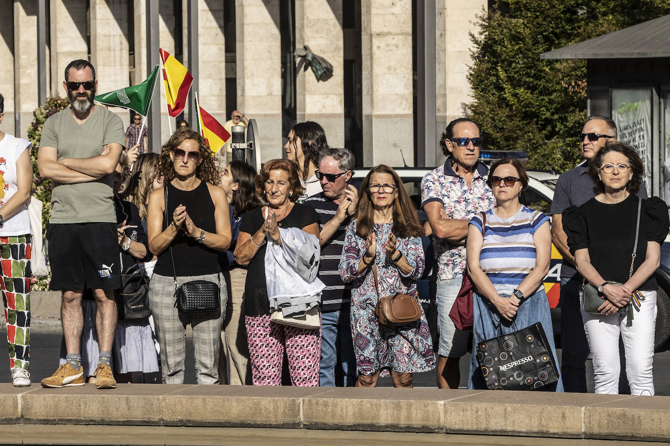 El izado de la bandera en el centro de Logroño