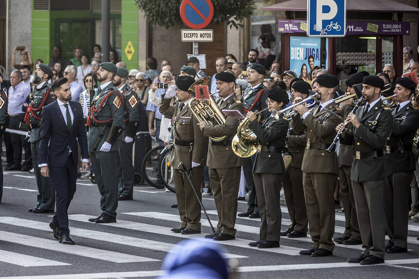 El izado de la bandera en el centro de Logroño