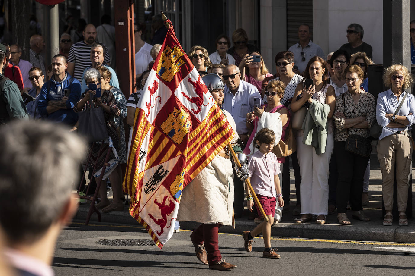 El izado de la bandera en el centro de Logroño