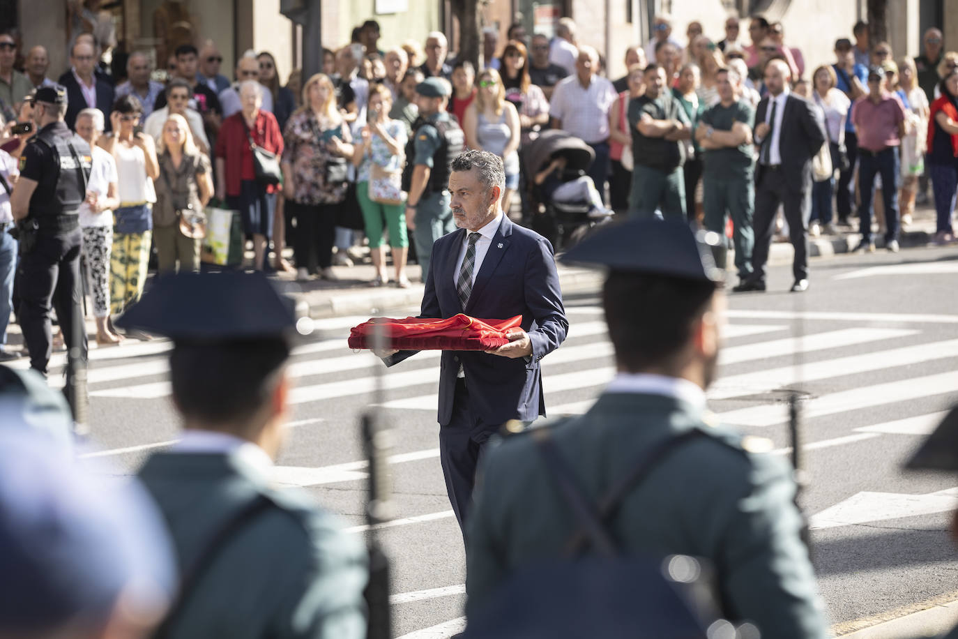 El izado de la bandera en el centro de Logroño