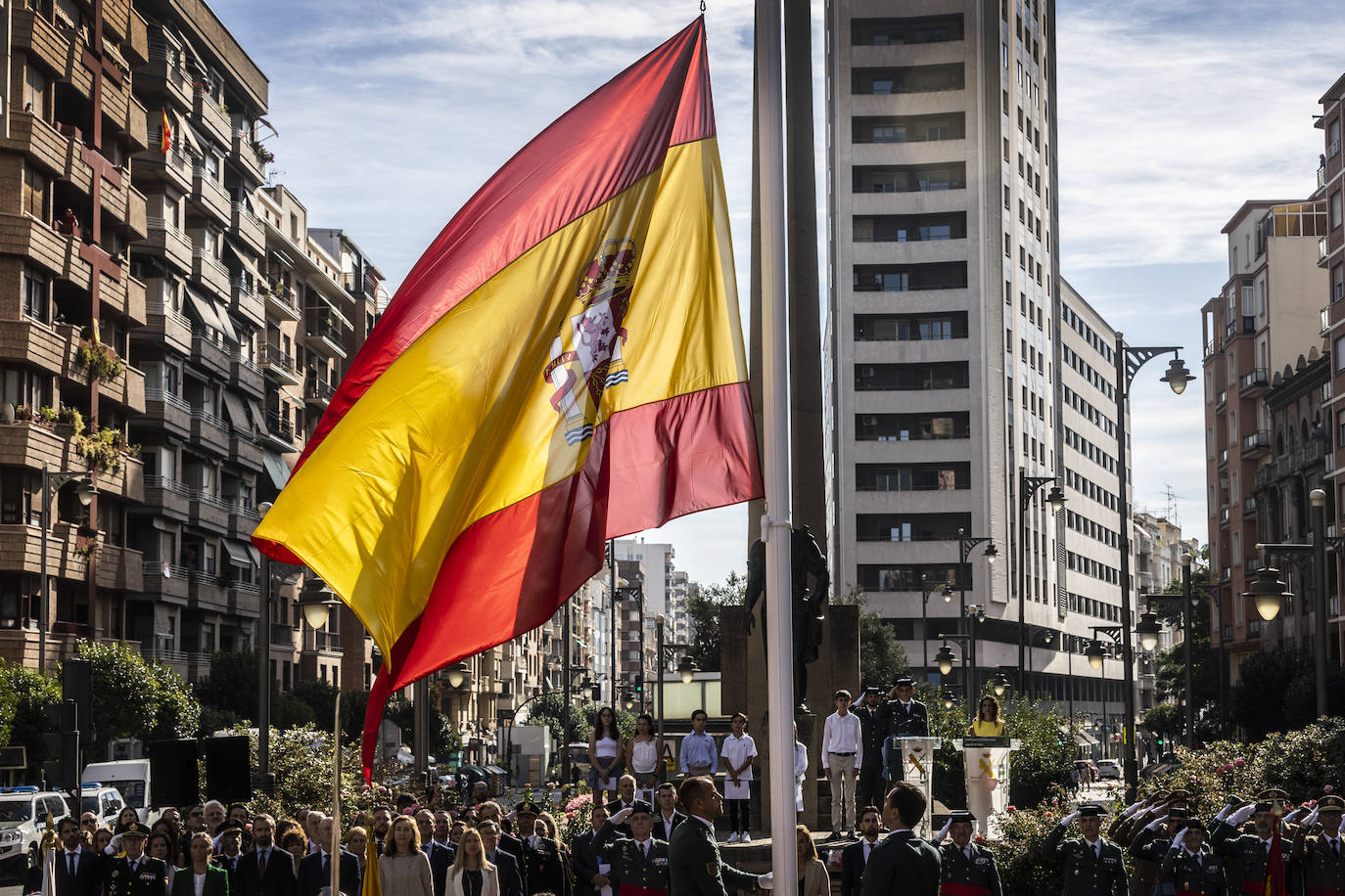 El izado de la bandera en el centro de Logroño