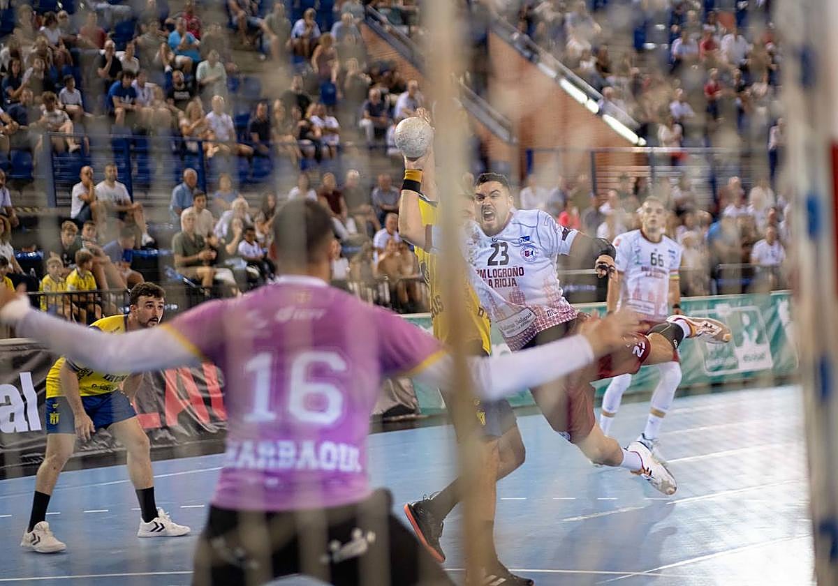 Rolly Uríos marca uno de sus goles poco antes del triste final para el Ciudad de Logroño ante el Bidasoa