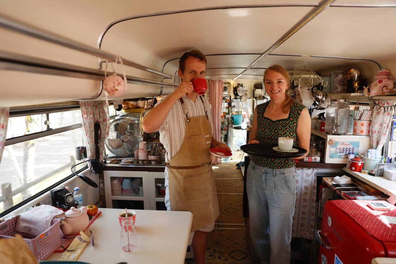 Michel Malcin y Helene Volkensfeld posando, este lunes, dentro de su autobús.