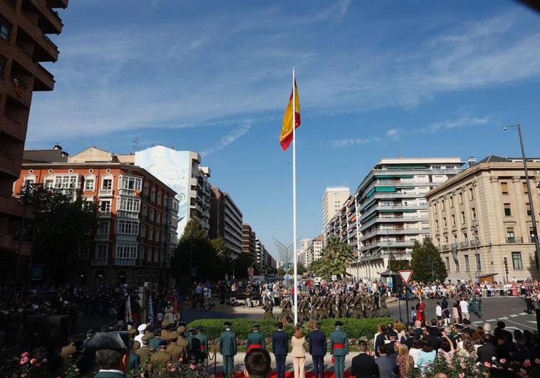 Momento del izado de la enseña nacional en el cruce de Vara de Rey y avenida de Solidaridad.