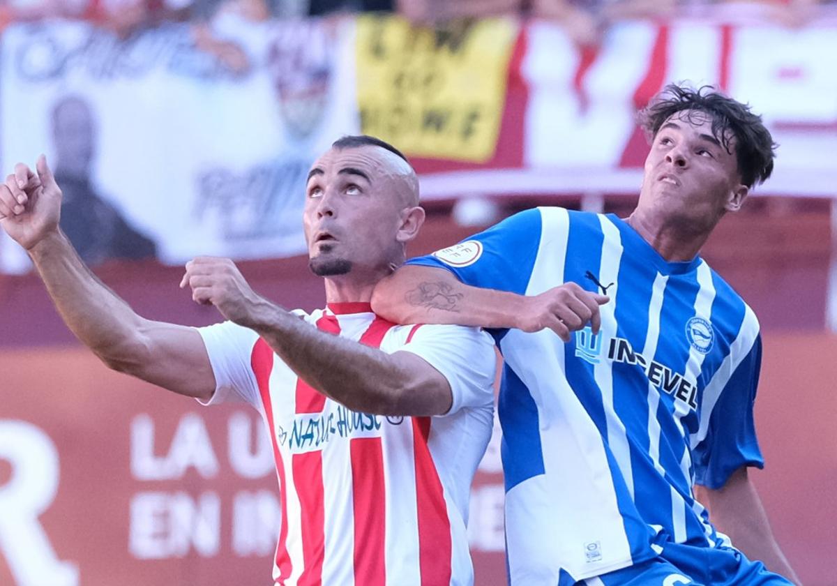 Jon Madrazo y Egoitz, protagonistas en el gol del Alavés B, esperan la llegada del balón.