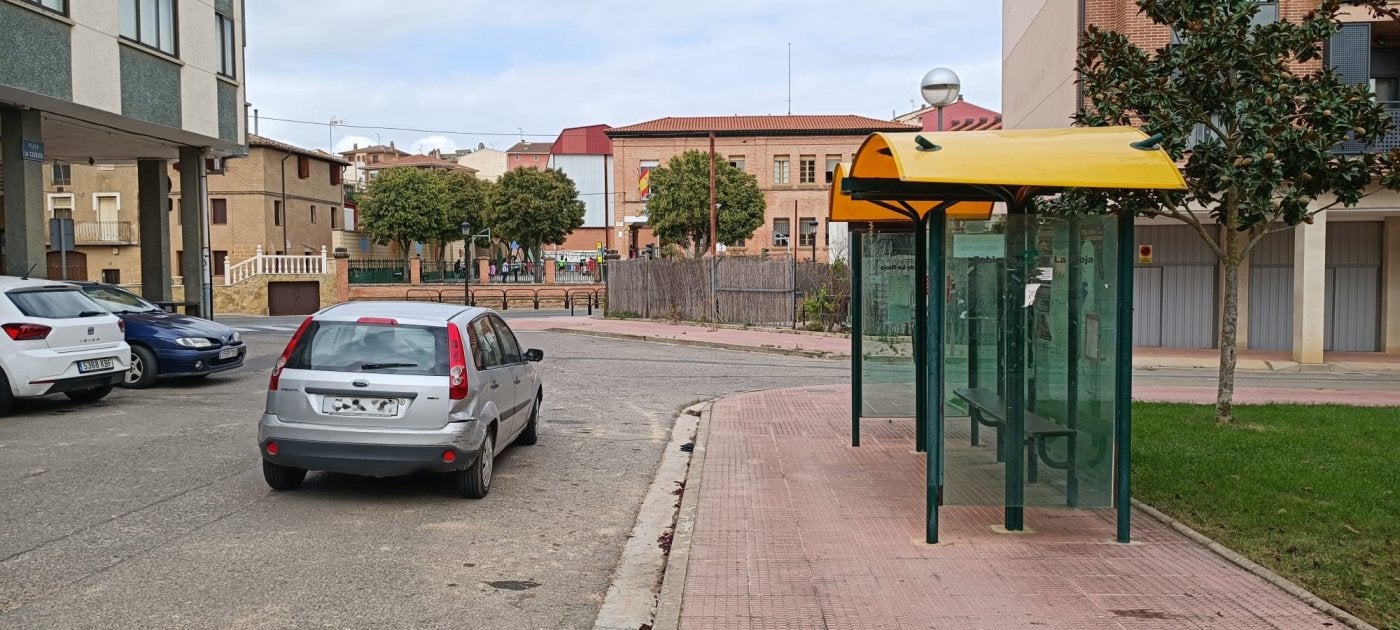 Parada de autobús de San Asensio, a la que el primer vehículo de la mañana llega muchos días lleno.