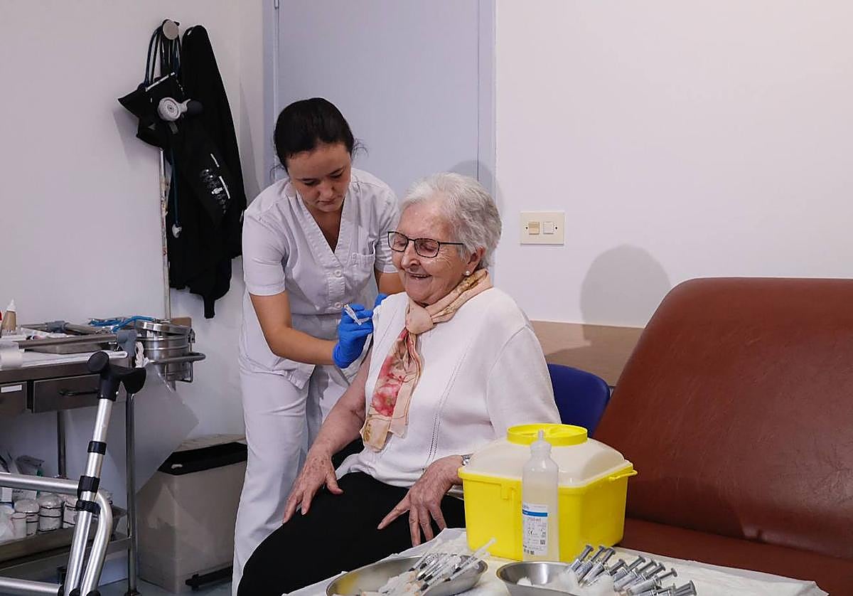 Una usuaria de la residencia de Lardero recibe el antiviral contra la gripe y el covid.