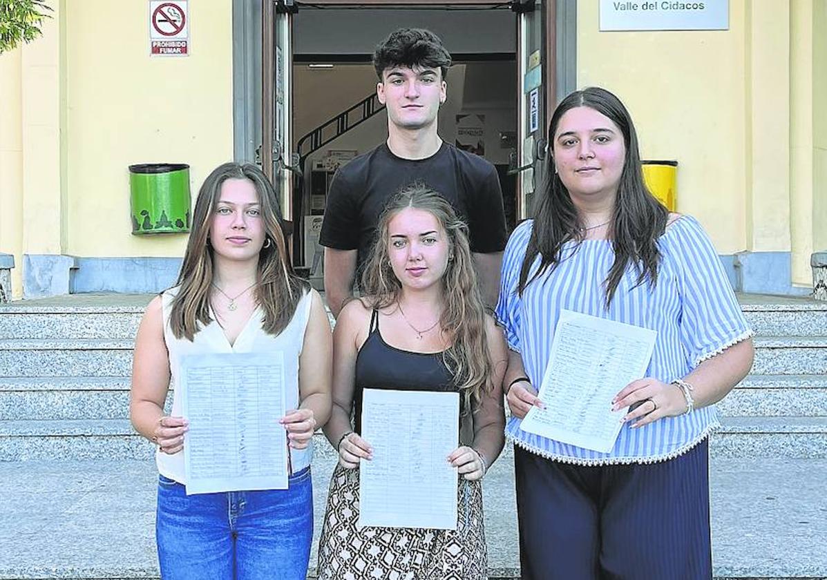 Txomin Zárate, Andrea Talos, Shaila Chacón e Irene Vitoria, alumnos del IES Valle del Cidacos, con las firmas.