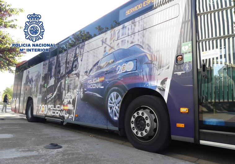 Exterior del autobús conmemorativo de la Policía Nacional.