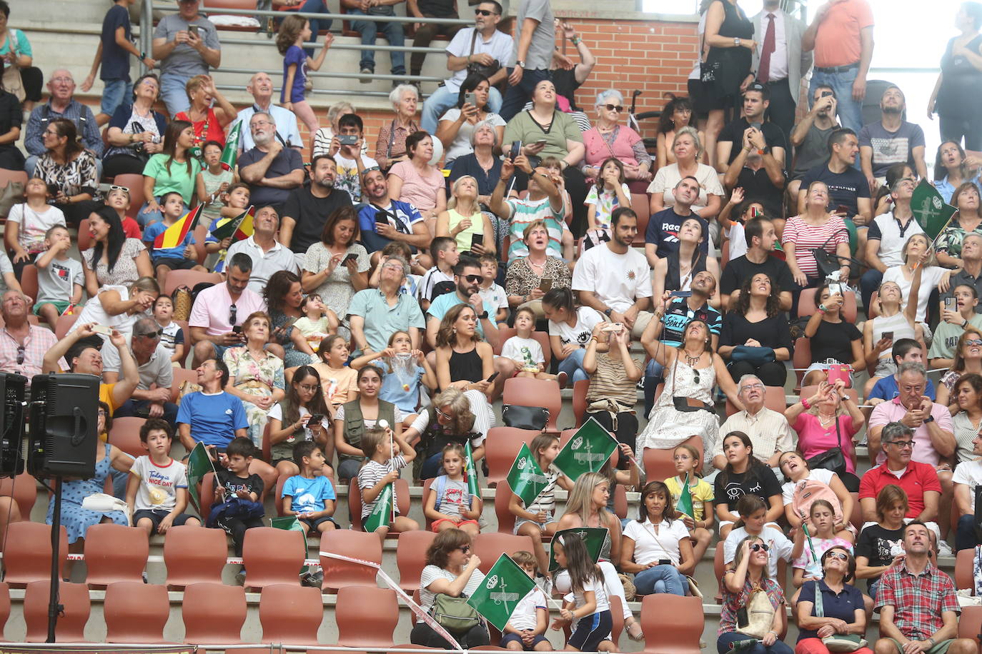 Exhibición de las especialidades de la Guardia Civil en la plaza de toros