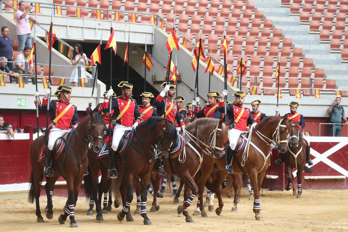 Exhibición de las especialidades de la Guardia Civil en la plaza de toros