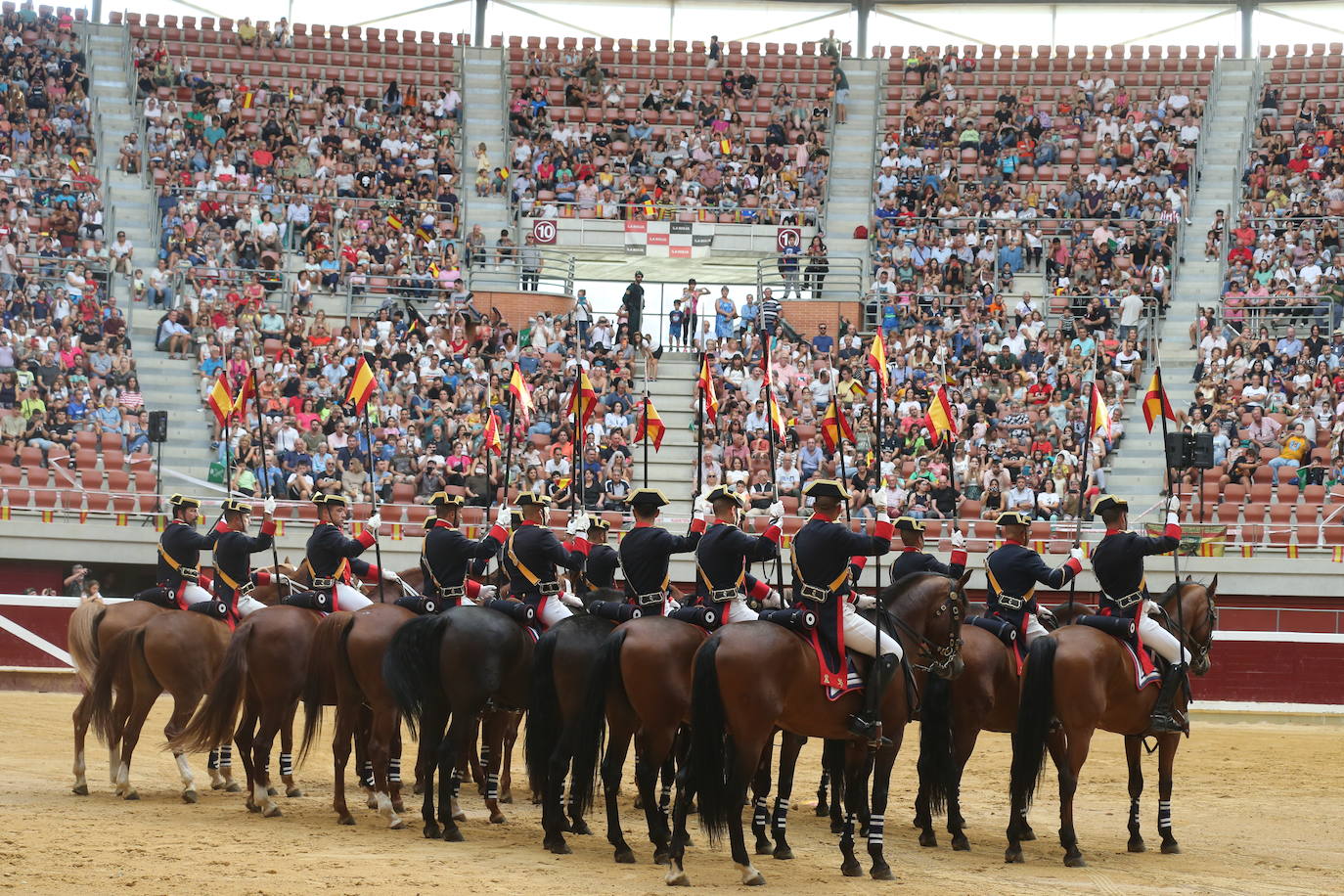 Exhibición de las especialidades de la Guardia Civil en la plaza de toros