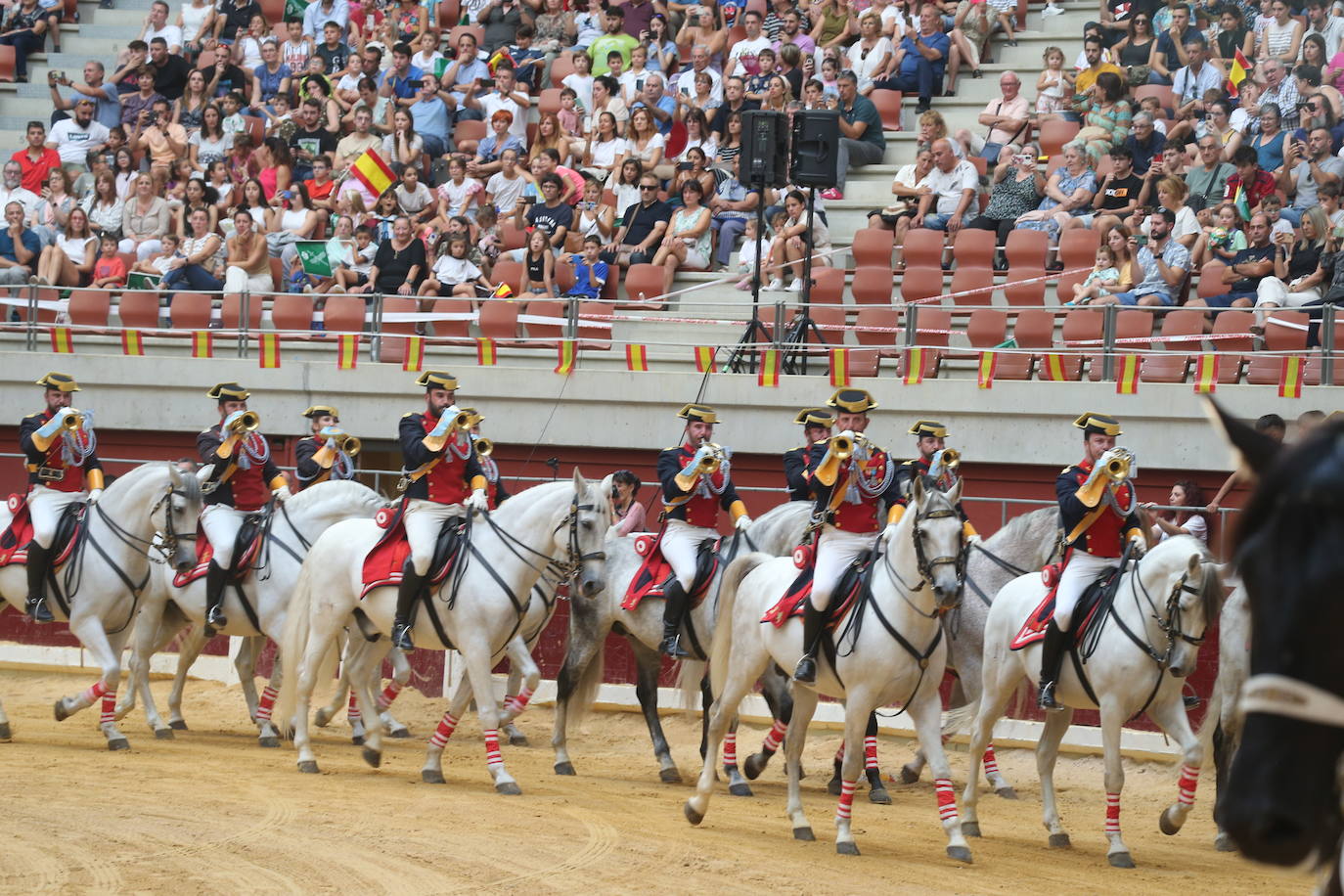 Exhibición de las especialidades de la Guardia Civil en la plaza de toros