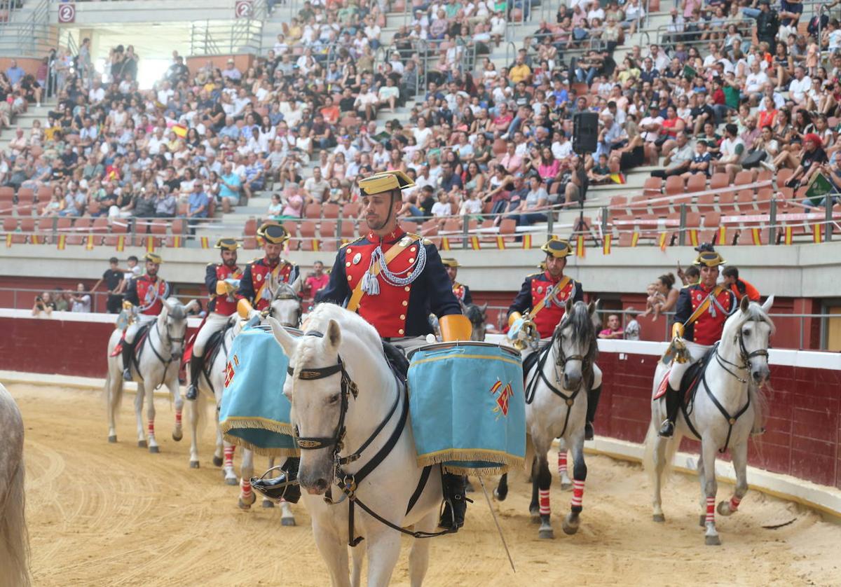 Exhibición de las especialidades de la Guardia Civil en la plaza de toros