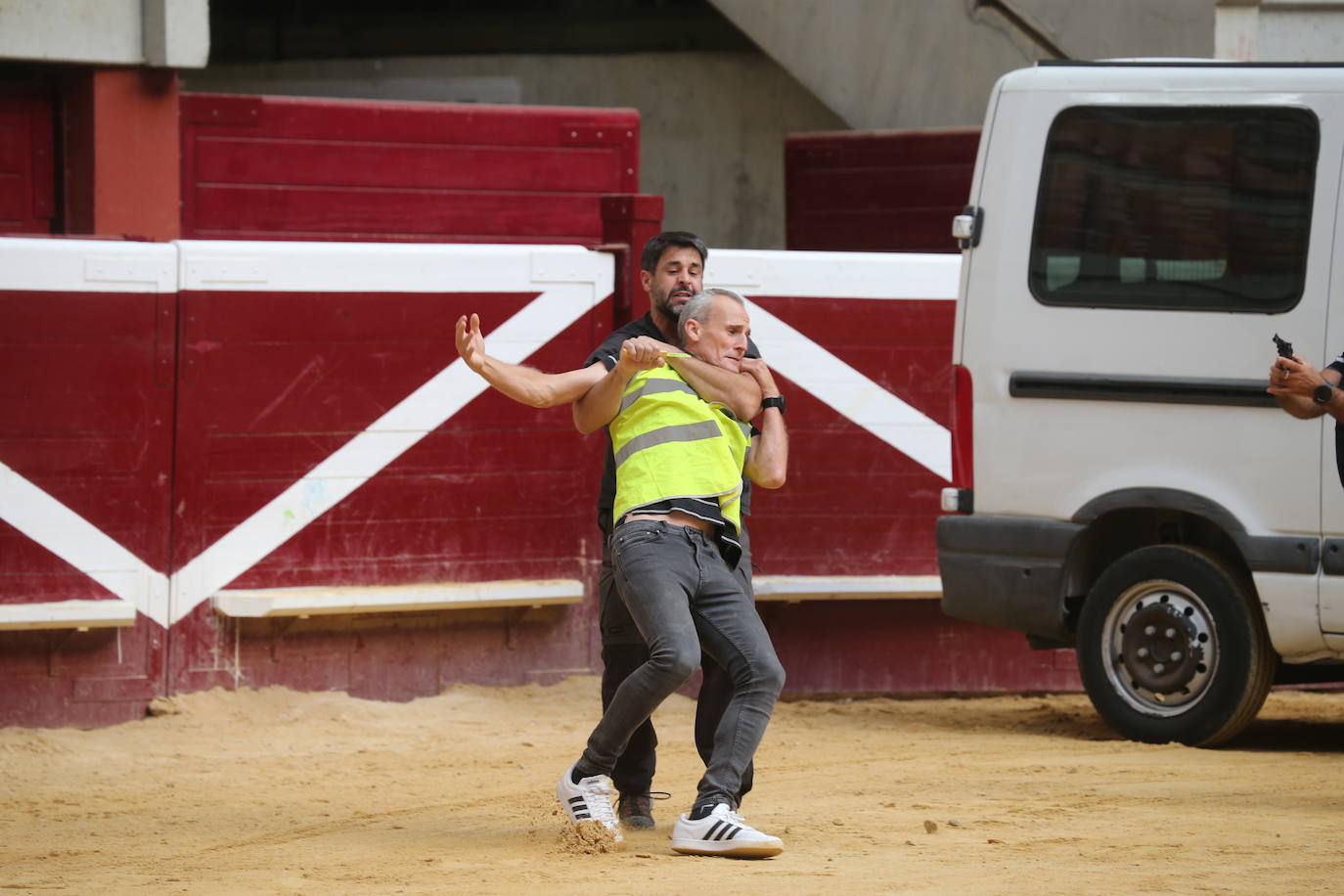 Exhibición de las especialidades de la Guardia Civil en la plaza de toros